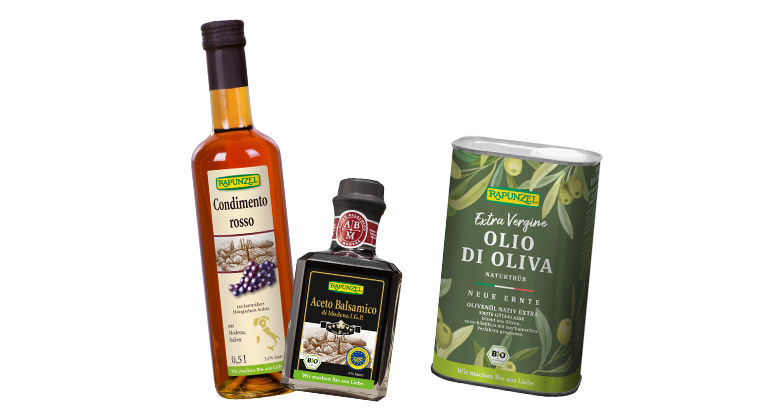 Zwei Essigflaschen neben einem hübsch gestalteten Olivenölkanister mit Olivenöl aus neuer Ernte